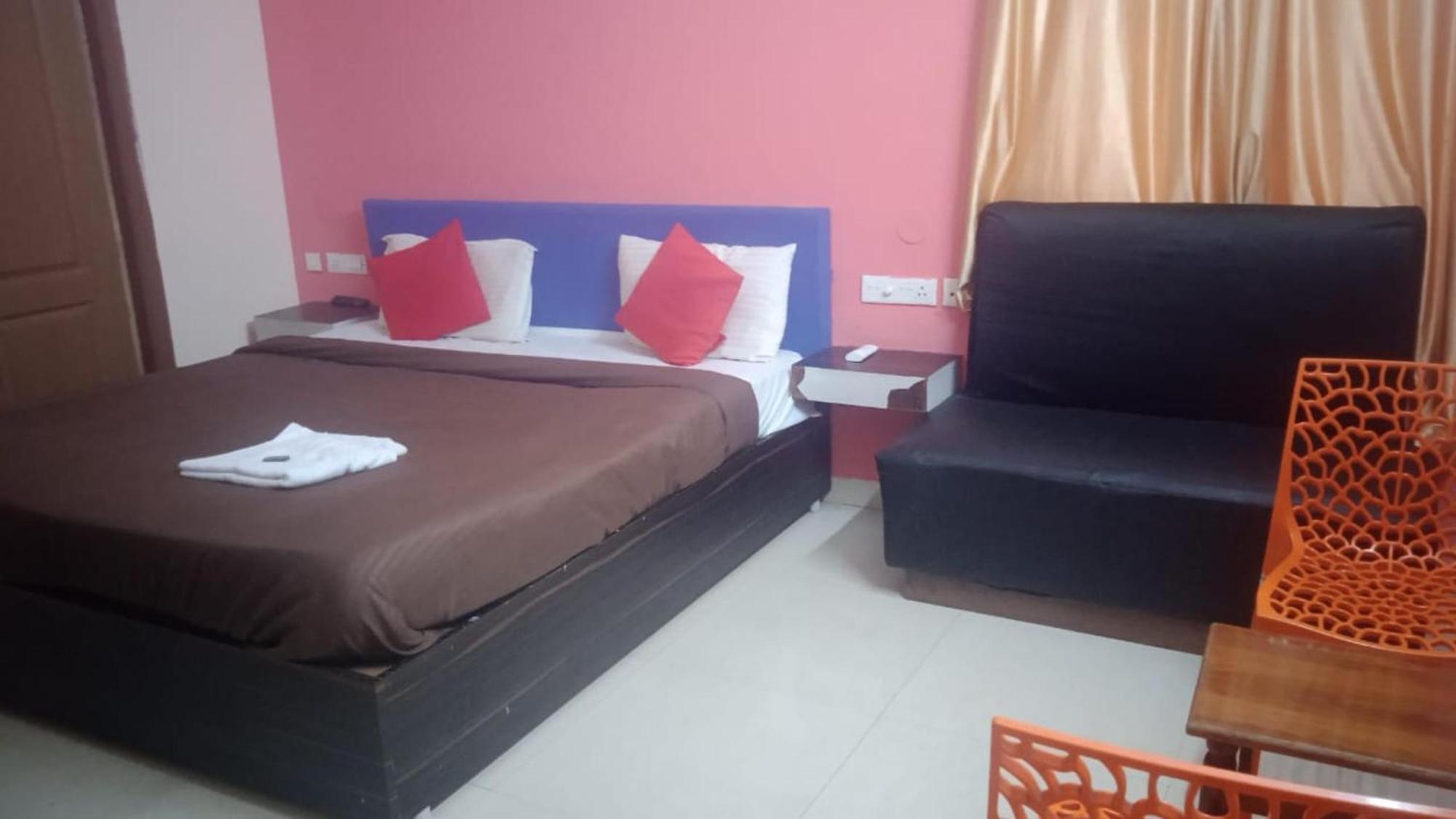 Goroomgo Blue Bell Bhubaneswar - Well Decorated Room -Wifi And Parking Facilities Available Bagian luar foto