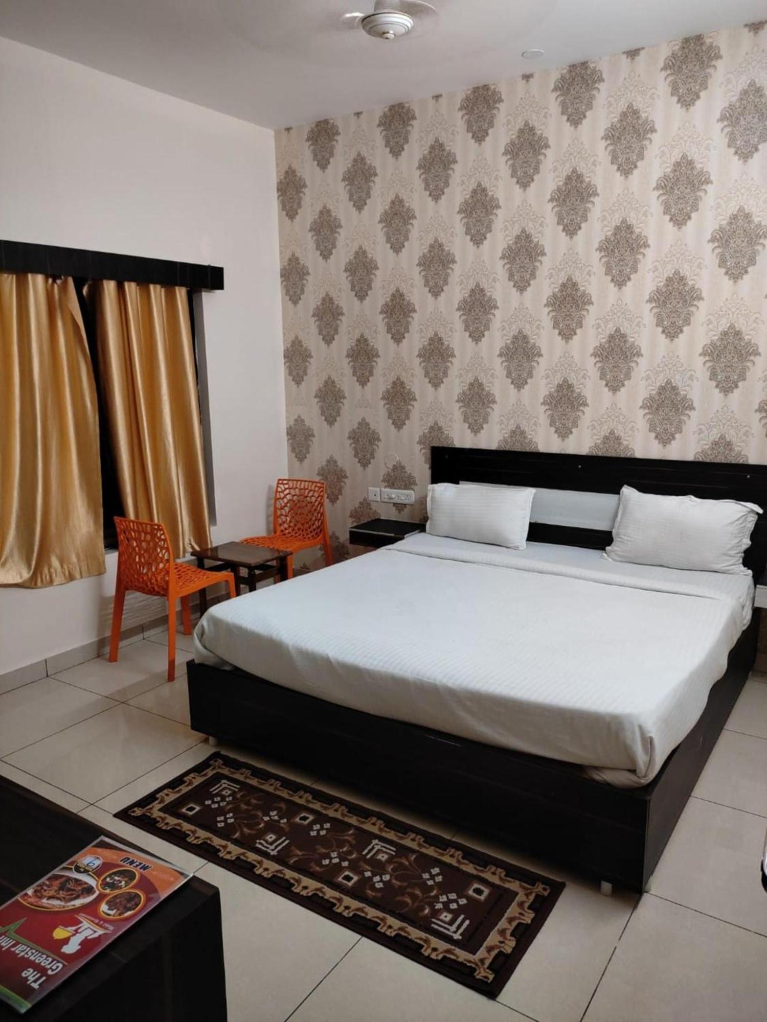 Goroomgo Blue Bell Bhubaneswar - Well Decorated Room -Wifi And Parking Facilities Available Bagian luar foto