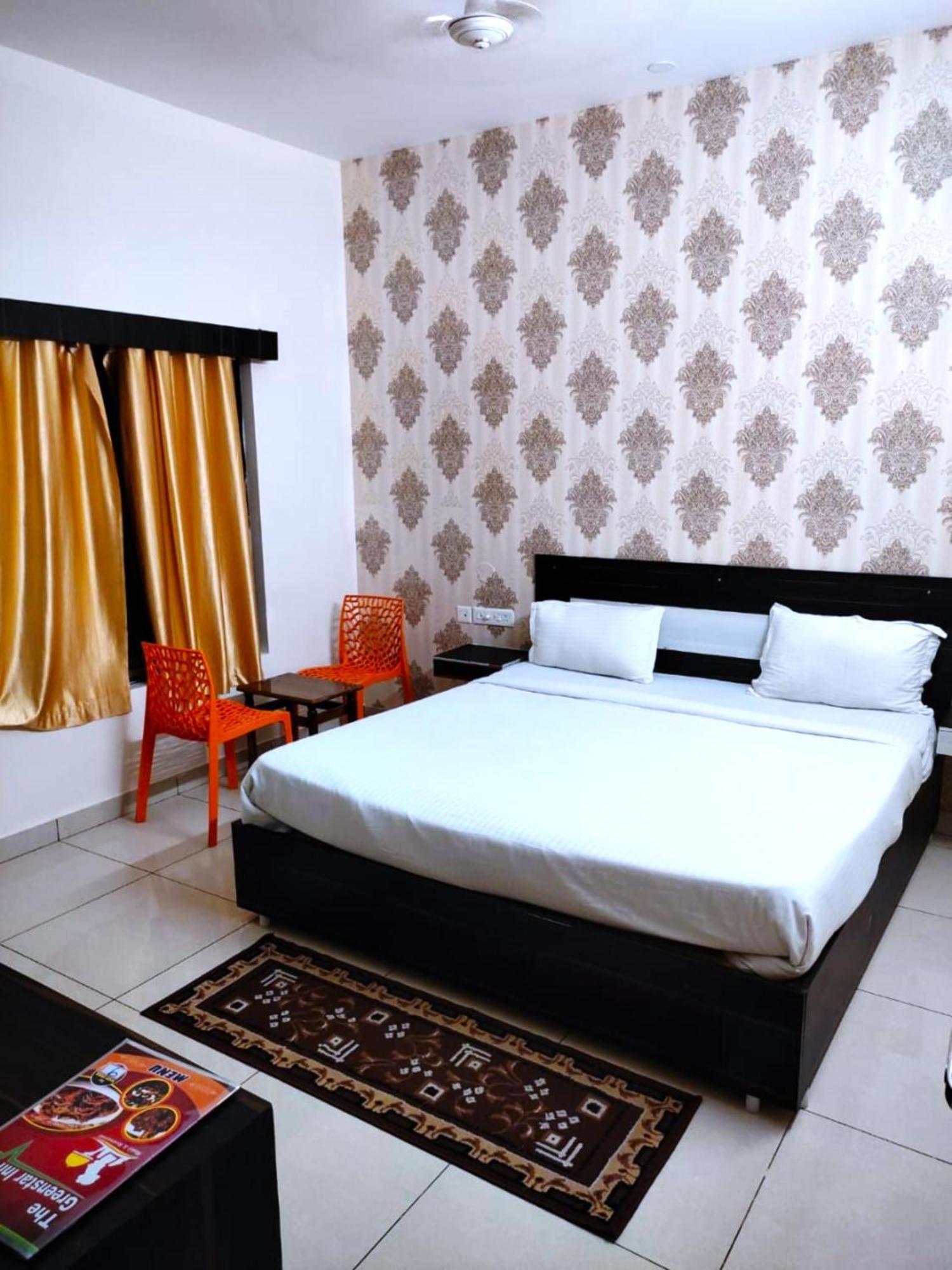 Goroomgo Blue Bell Bhubaneswar - Well Decorated Room -Wifi And Parking Facilities Available Bagian luar foto